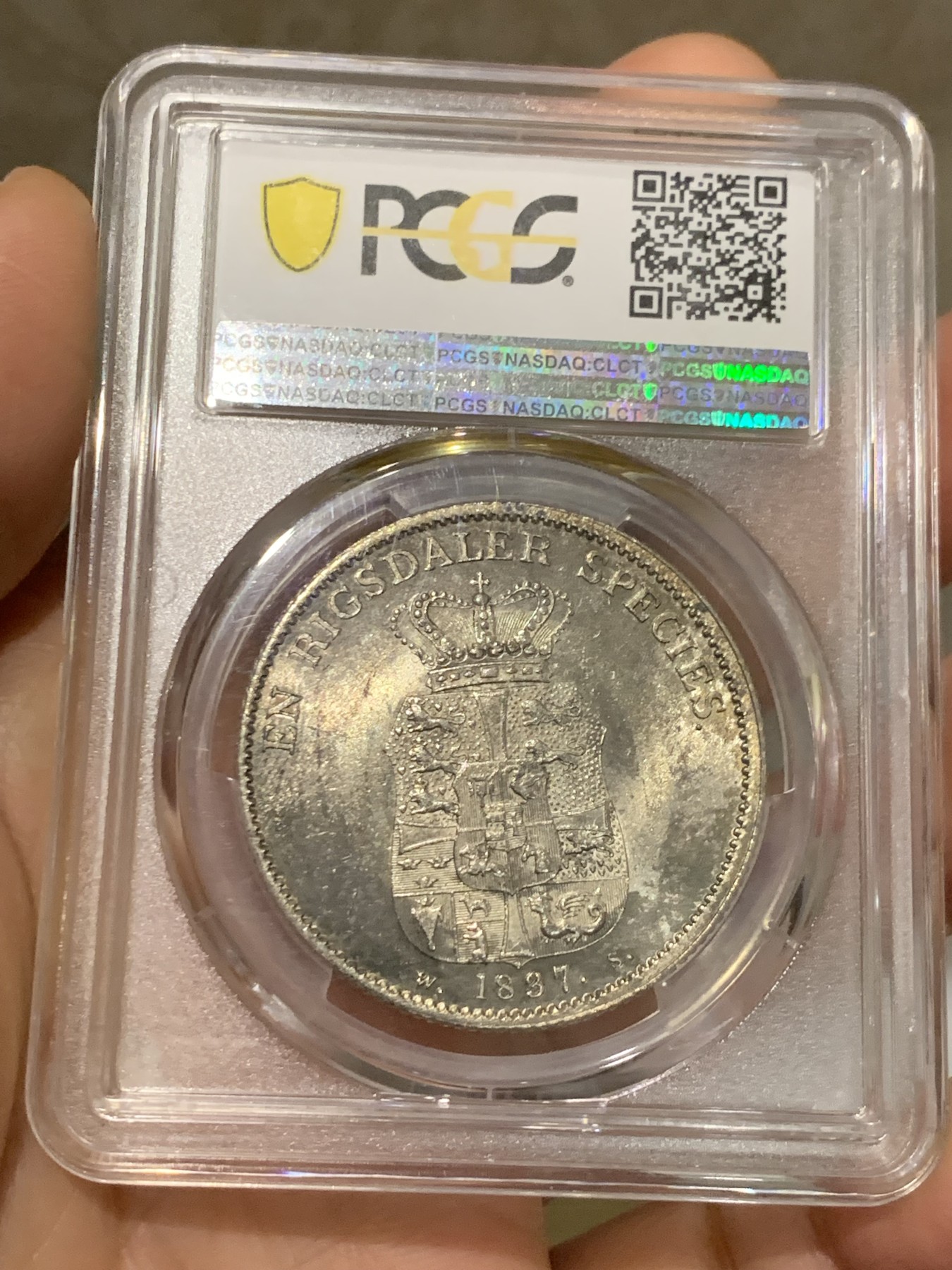 《竞宝斋》第242场-周日，周一 新年开场 (全场包邮) PCGS-MS64冠军分 丹麦1837年盾徽1达勒银币，BU状态，无敌原光，繁复精美的纹章，极其稀少的品种，第二名就只有58分了，一枚NGC-64分的1837年丹麦达勒银币在2020年欧拍落槌价为1500瑞士法郎，成本价约为15000人民币。
