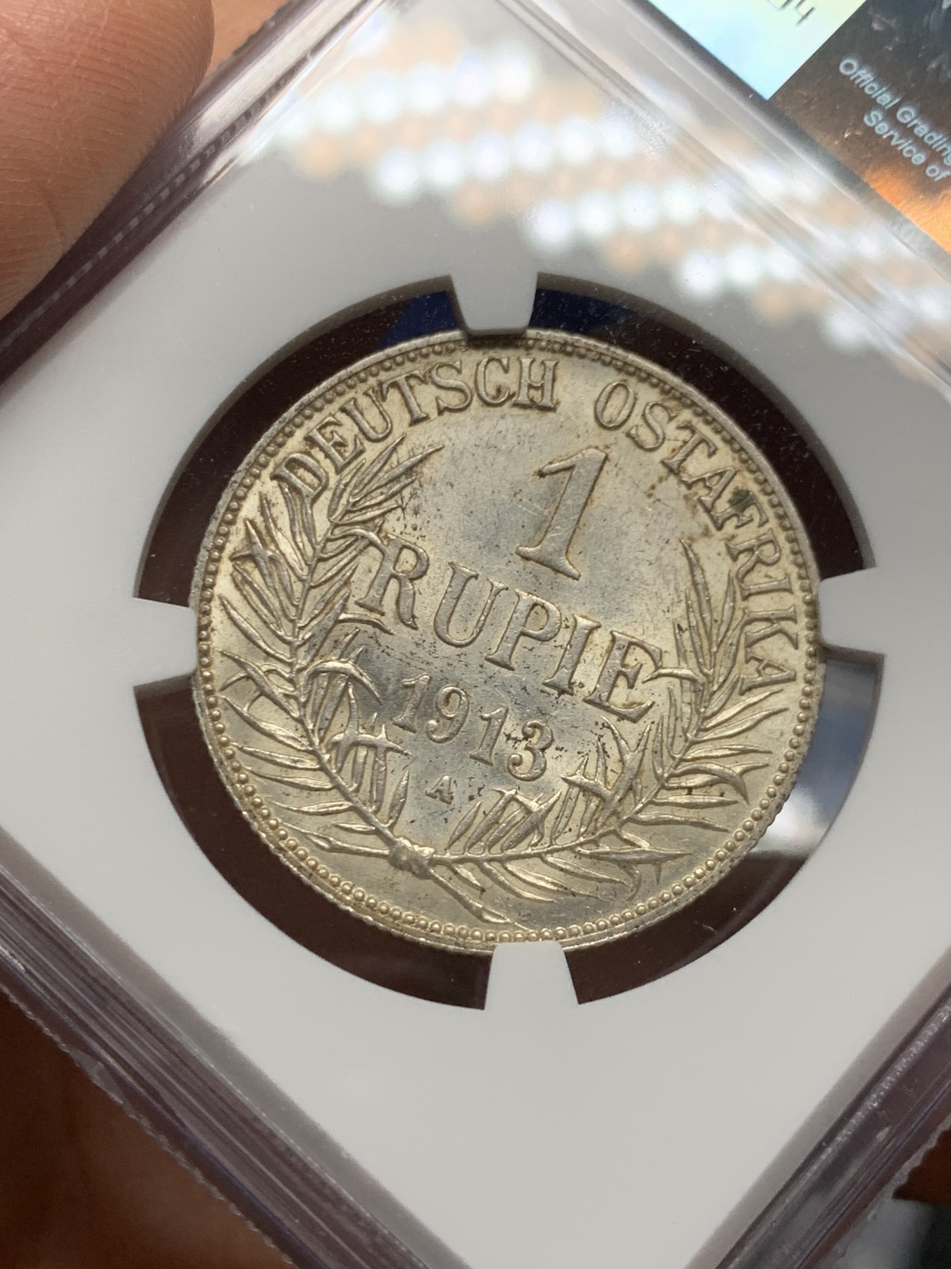 《竞宝斋》第242场-周日，周一 新年开场 (全场包邮) NGC-MS62 德属东非 1913A 1卢比银币 币面转光 这个版本能上MS并且有分的也不多见 基本都有腐蚀或者环境污染