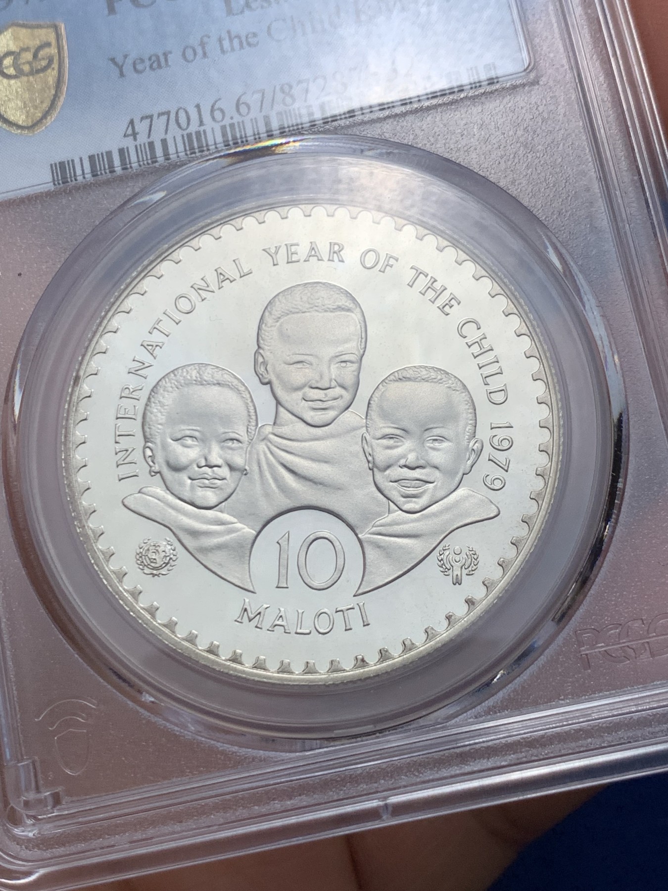 《竞宝斋》第242场-周日，周一 新年开场 (全场包邮) PCGS金盾 PR67DCAM 莱索托1979年儿童年纪念10洛蒂精制大银币，会清理的清理一下能出高分