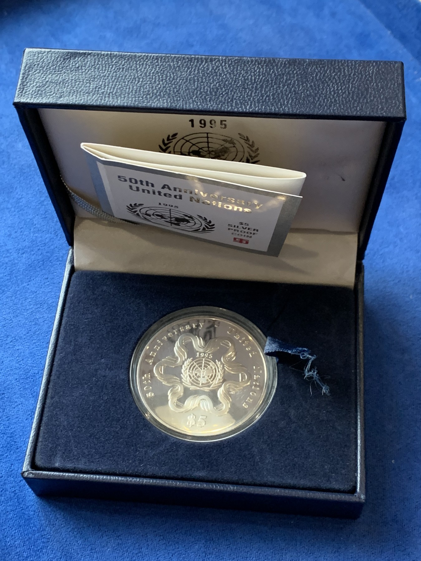 《竞宝斋》第242场-周日，周一 新年开场 (全场包邮) 新加坡1995年联合国五十周年纪念精制银币 原盒证少见