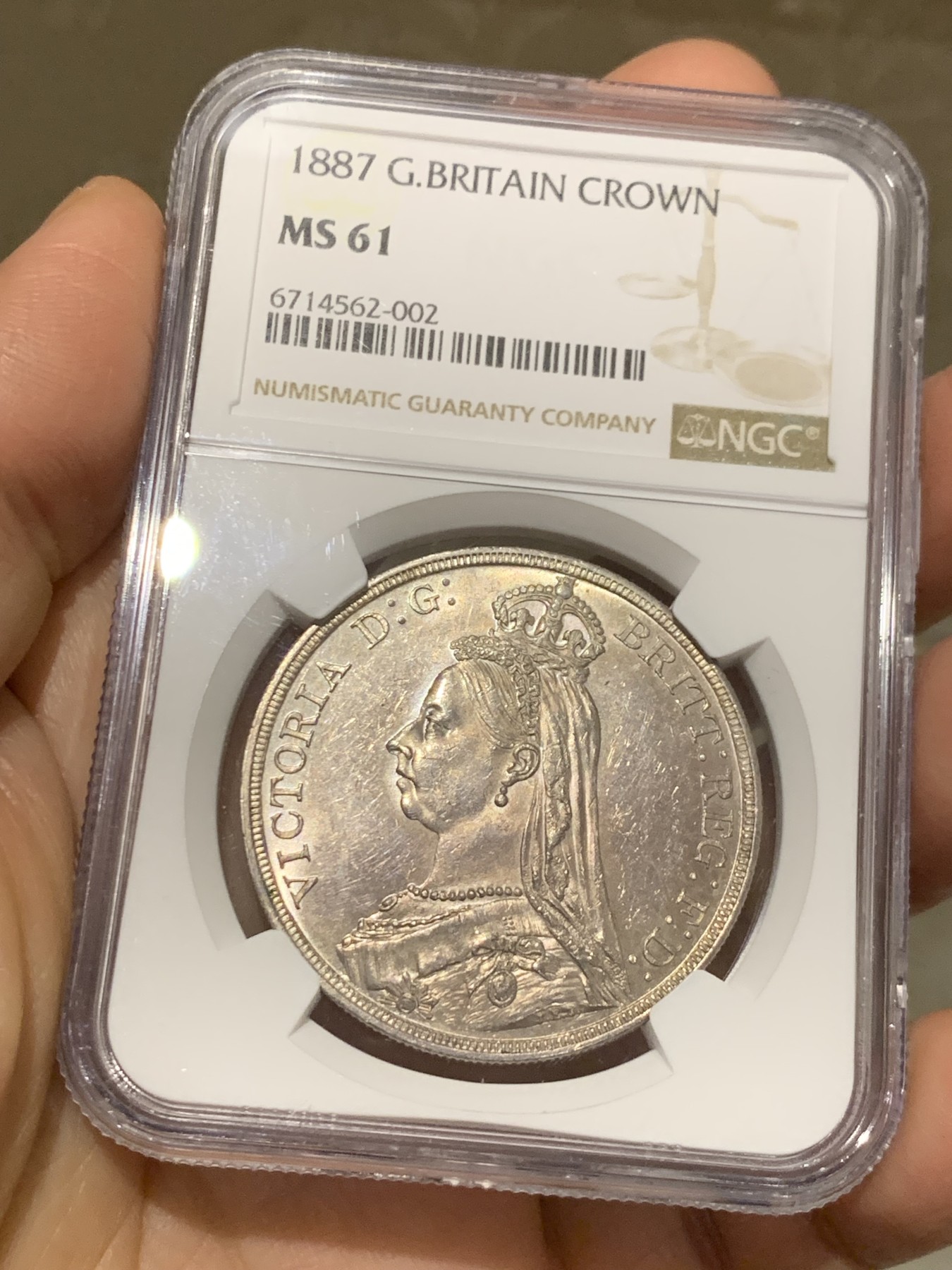 《竞宝斋》第242场-周日，周一 新年开场 (全场包邮) NGC MS61 1887年英国维多利亚克朗 高冠马剑银币 香槟色淡彩 双面都有类镜面效果 背面有水波纹般质感