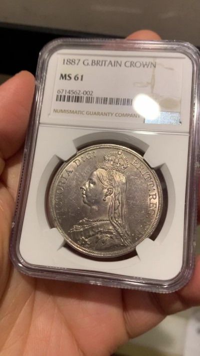《竞宝斋》第242场-周日，周一 新年开场 (全场包邮) NGC MS61 1887年英国维多利亚克朗 高冠马剑银币 香槟色淡彩 双面都有类镜面效果 背面有水波纹般质感