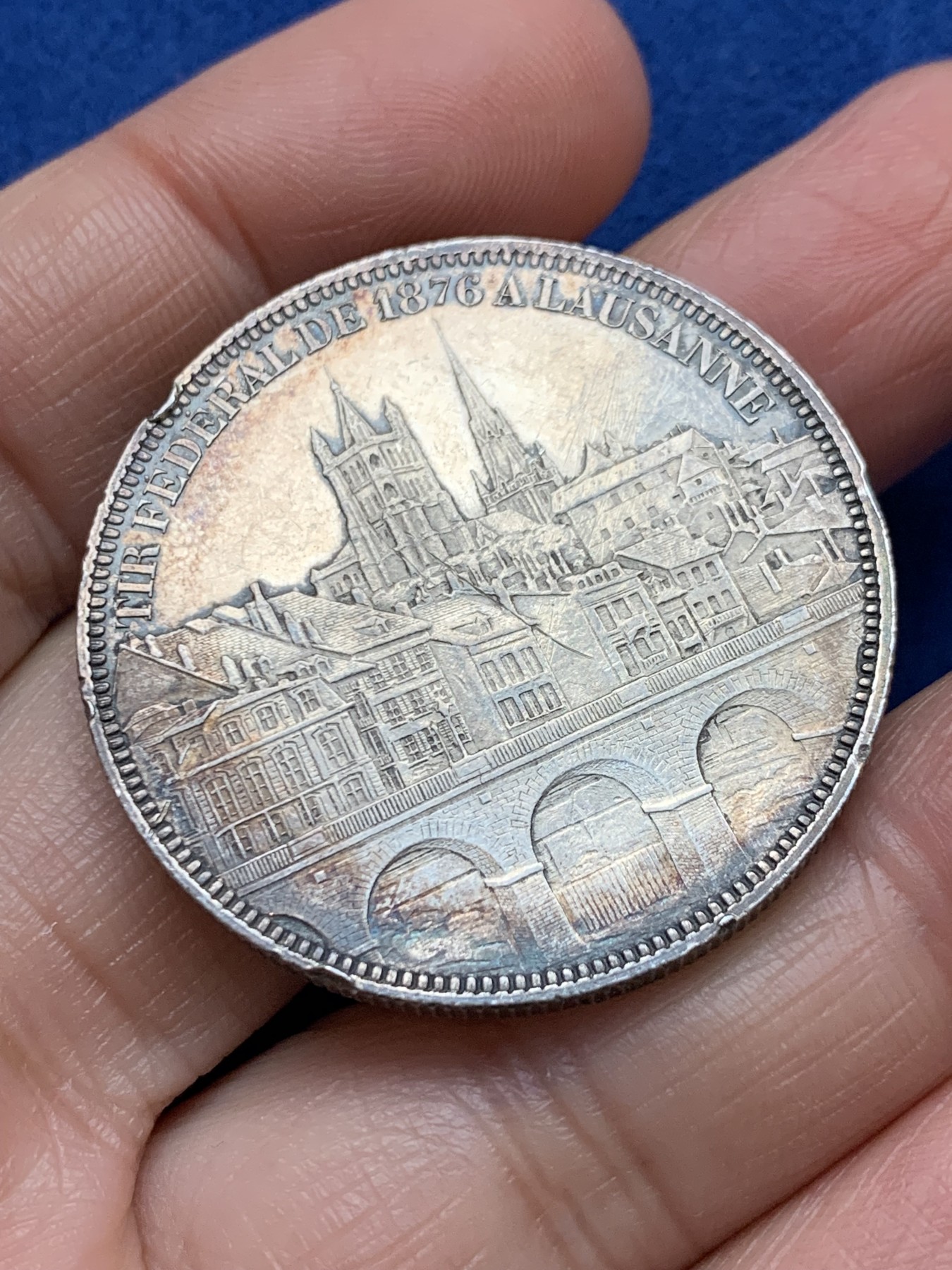 《竞宝斋》第242场-周日，周一 新年开场 (全场包邮) 瑞士1876年洛桑射击节5法郎银币 包浆不错 边缘有小磕 细节见图