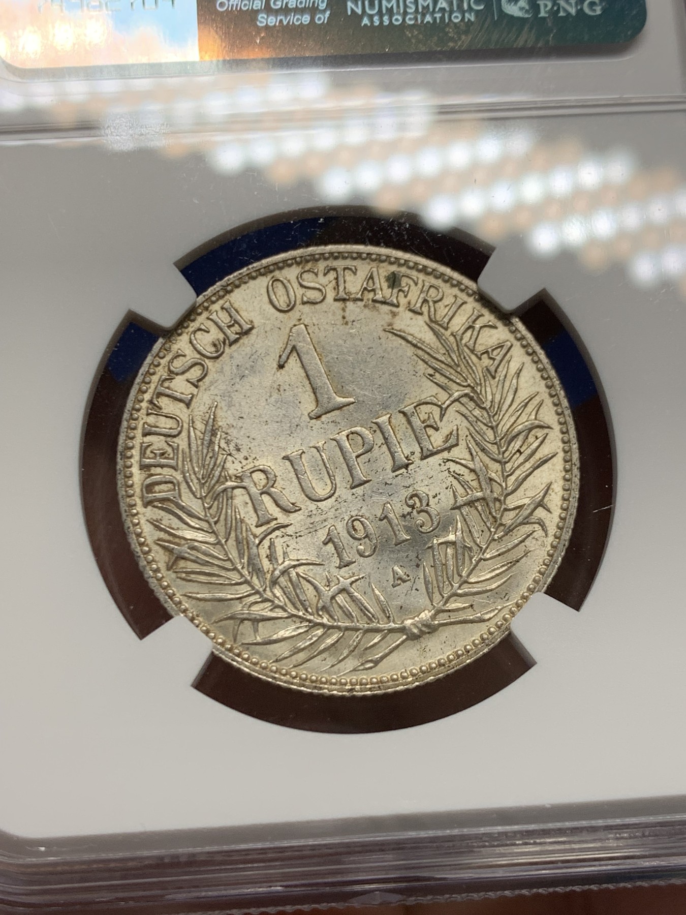 《竞宝斋》第242场-周日，周一 新年开场 (全场包邮) NGC-MS62 德属东非 1913A 1卢比银币 币面转光 这个版本能上MS并且有分的也不多见 基本都有腐蚀或者环境污染