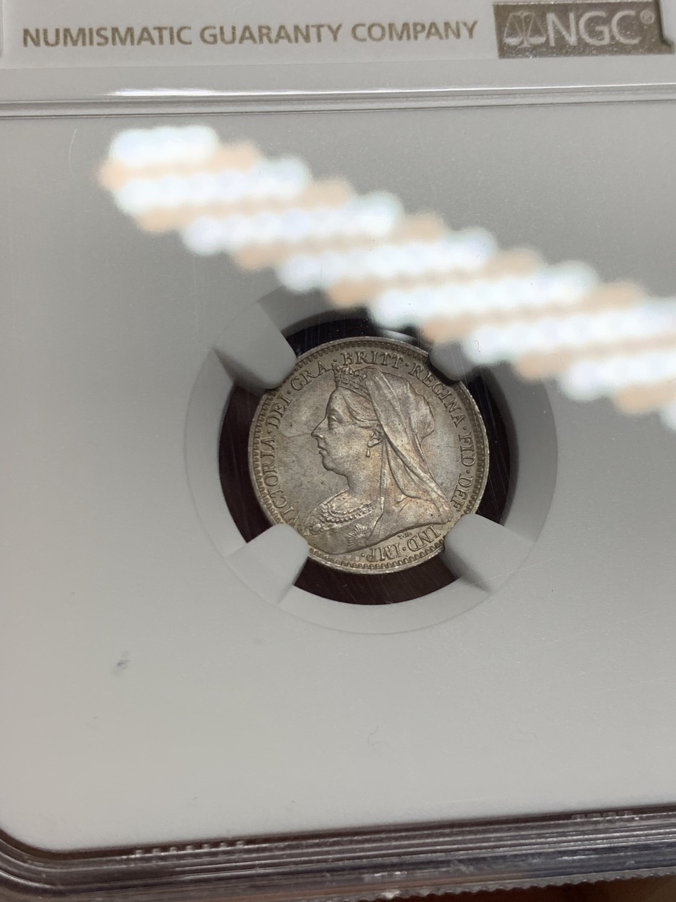 《竞宝斋》第242场-周日，周一 新年开场 (全场包邮) NGC MS64 英国1895年维多利亚批纱3便士灌足节银币