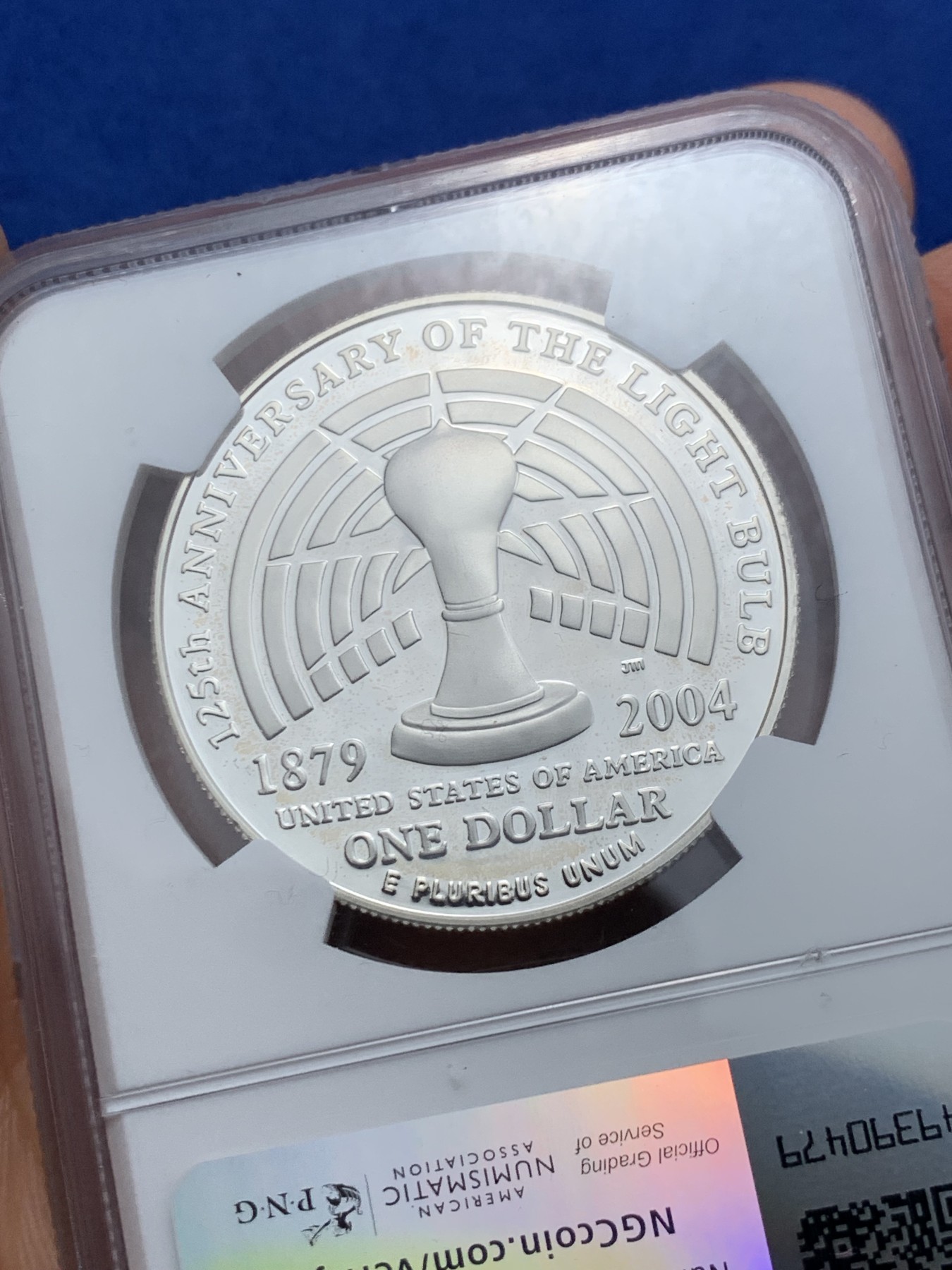 《竞宝斋》第242场-周日，周一 新年开场 (全场包邮) NGC PF69UC 美国2004年P版爱迪生1美元精制大银币 盒子上沿有损 币完好