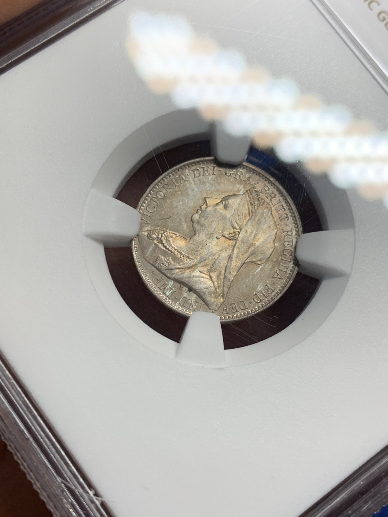 《竞宝斋》第242场-周日，周一 新年开场 (全场包邮) NGC MS64 英国1895年维多利亚批纱4便士灌足节银币