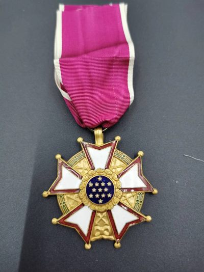 老王徽章第二十九期 - 美国骑士级功绩军团勋章3   授予以色列少将Meron Menachem（1928-2017） ，1945年返回以色列定居，以色列复国后加入了以色列国防军，先后作为指挥员参加了第一次到第四次中东战争，第四次中东战争后作为负责人领导“梅卡瓦”主战坦克的开发，1980-1983任以色列国防军驻美国联络员，1983年以少将军衔从军方退出现役，1983-1986转任以色列国防部主任