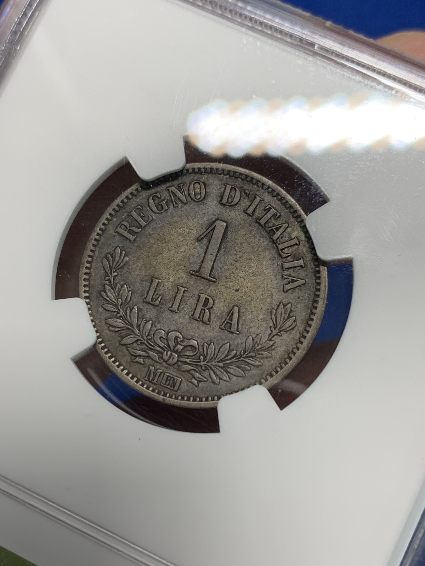 《竞宝斋》第242场-周日，周一 新年开场 (全场包邮) NGC-XF40 意大利1863年伊曼纽尔二世 米兰造币厂 背面值版1里拉银币 清一色欧洲包浆 相对于普通的背盾徽版非常少见 书价是普通版本的7倍 好品价格更高
