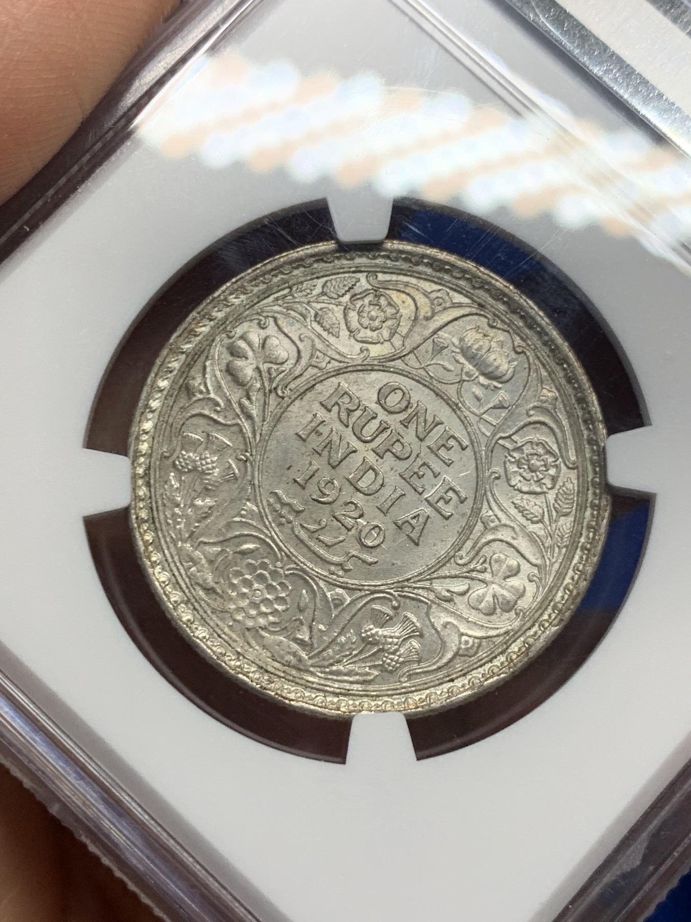 《竞宝斋》第242场-周日，周一 新年开场 (全场包邮) NGC MS63 1920年英属印度乔五1卢比银币 B版 分数不错状态好