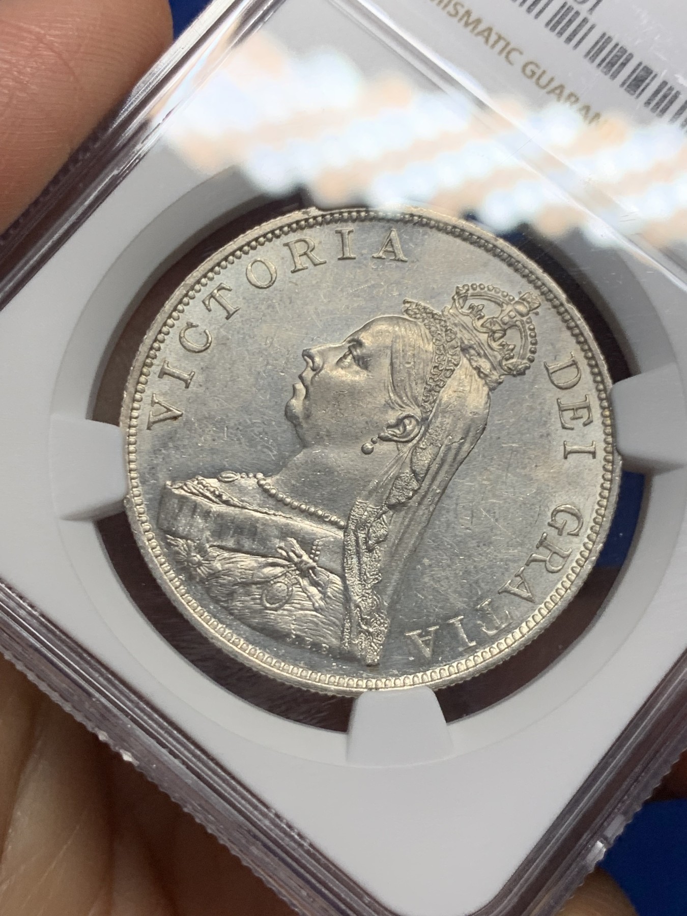 《竞宝斋》第242场-周日，周一 新年开场 (全场包邮) NGC-MS61 英国 1889年 维多利亚高冠 4先令/双弗林 大银币 银霜转光 发行年份不多