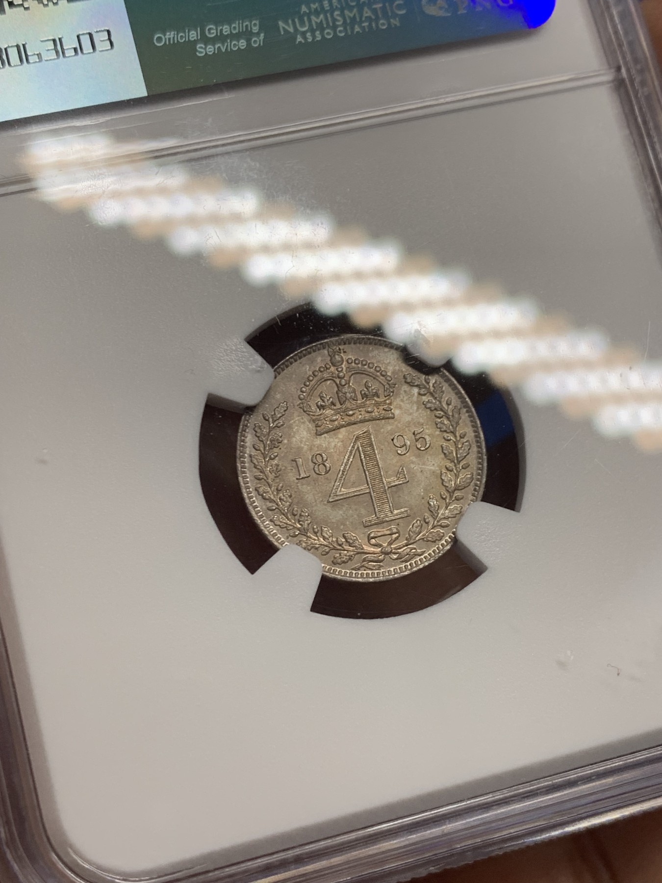 《竞宝斋》第242场-周日，周一 新年开场 (全场包邮) NGC MS64 英国1895年维多利亚批纱4便士灌足节银币