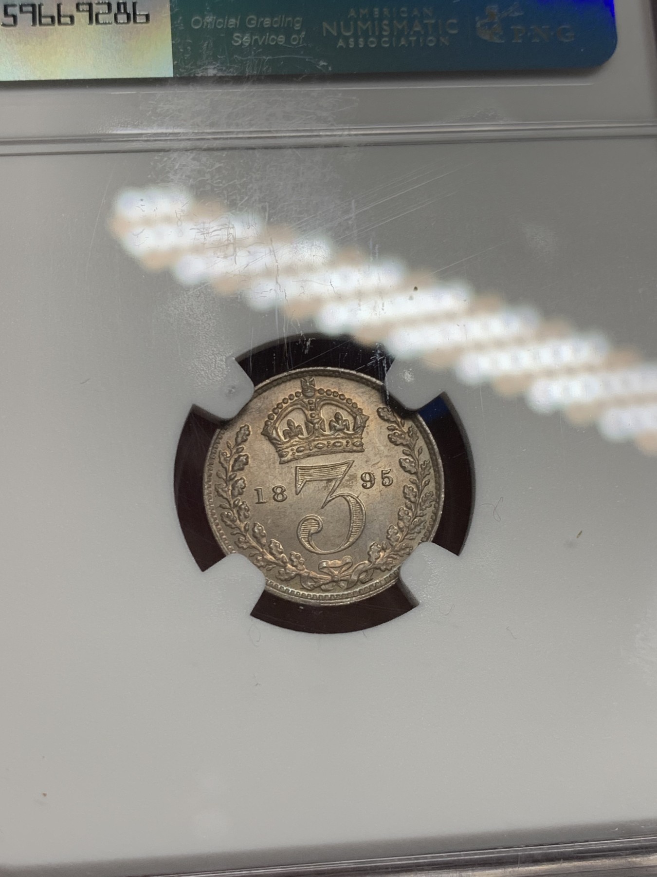 《竞宝斋》第242场-周日，周一 新年开场 (全场包邮) NGC MS64 英国1895年维多利亚批纱3便士灌足节银币