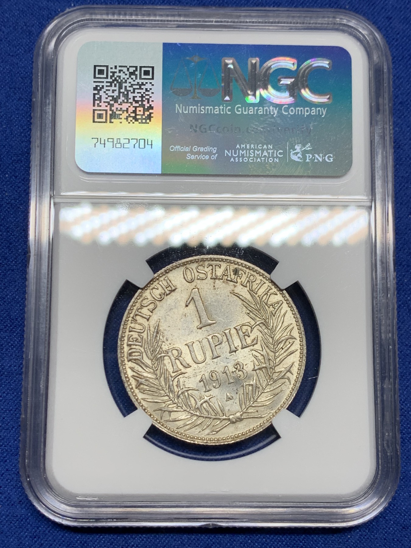 《竞宝斋》第242场-周日，周一 新年开场 (全场包邮) NGC-MS62 德属东非 1913A 1卢比银币 币面转光 这个版本能上MS并且有分的也不多见 基本都有腐蚀或者环境污染