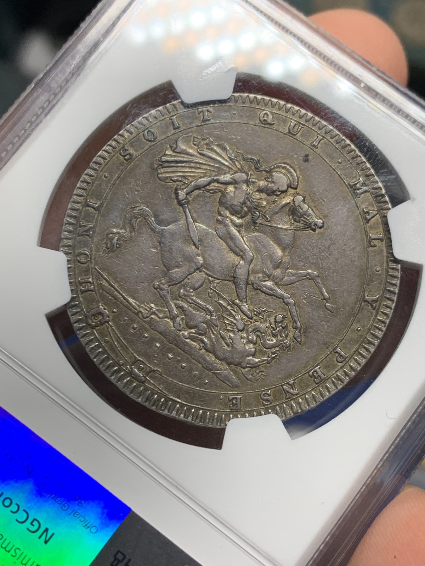 《竞宝斋》第242场-周日，周一 新年开场 (全场包邮) NGC AU50 1820年英国乔三马剑克朗银币 醇厚的英伦黑色包浆 细节好，明显低评