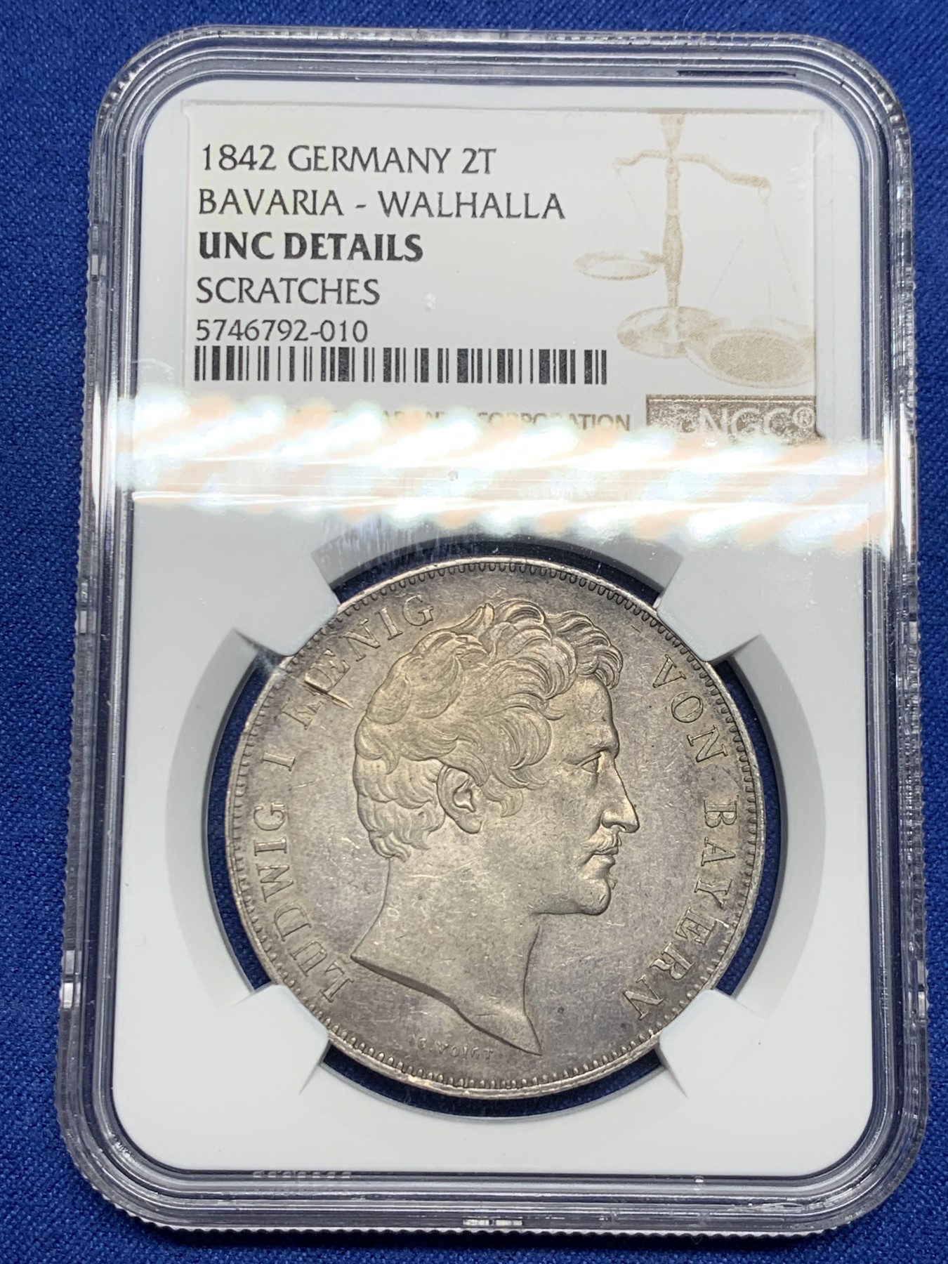 《竞宝斋》第242场-周日，周一 新年开场 (全场包邮) NGC-UNC 德国 巴伐利亚1842年瓦尔哈拉英灵神殿历史2泰勒大银币，直径38mm，重37.12g，纯度90%。除了正面10点位置有撞击痕外，其余部位，路德维希一世像，及反面神殿像完整，无清洗，原味酱彩，包浆自然。