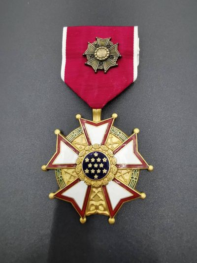 老王徽章第二十九期 - 美国军官级功绩军团勋章   授予西德少将戈尔德·科莫萨（1924-2018）  科莫萨1943加入国防军，成为一名高级观测员在东线战场对苏作战，1945年被苏联俘虏并且关押于战俘营，1949年释放，1956年以中尉军衔服役于西德陆军，1977-1980先后成为国家安全办公室（ASBw）和反间谍情报局（MAD）的领导人，随后升为少将接管第12装甲师，1993-1985担任西德南部地区指挥官