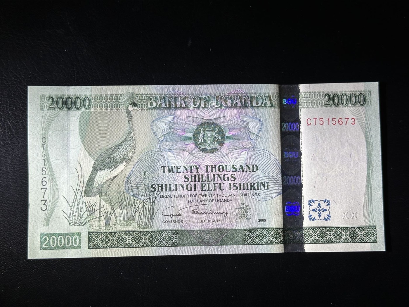 第三十六场！（本期有pmg记录仅两枚的顶级高货） 乌干达2005年2万先令，品相unc，东非红鹤！荧光漂亮，号码无4！