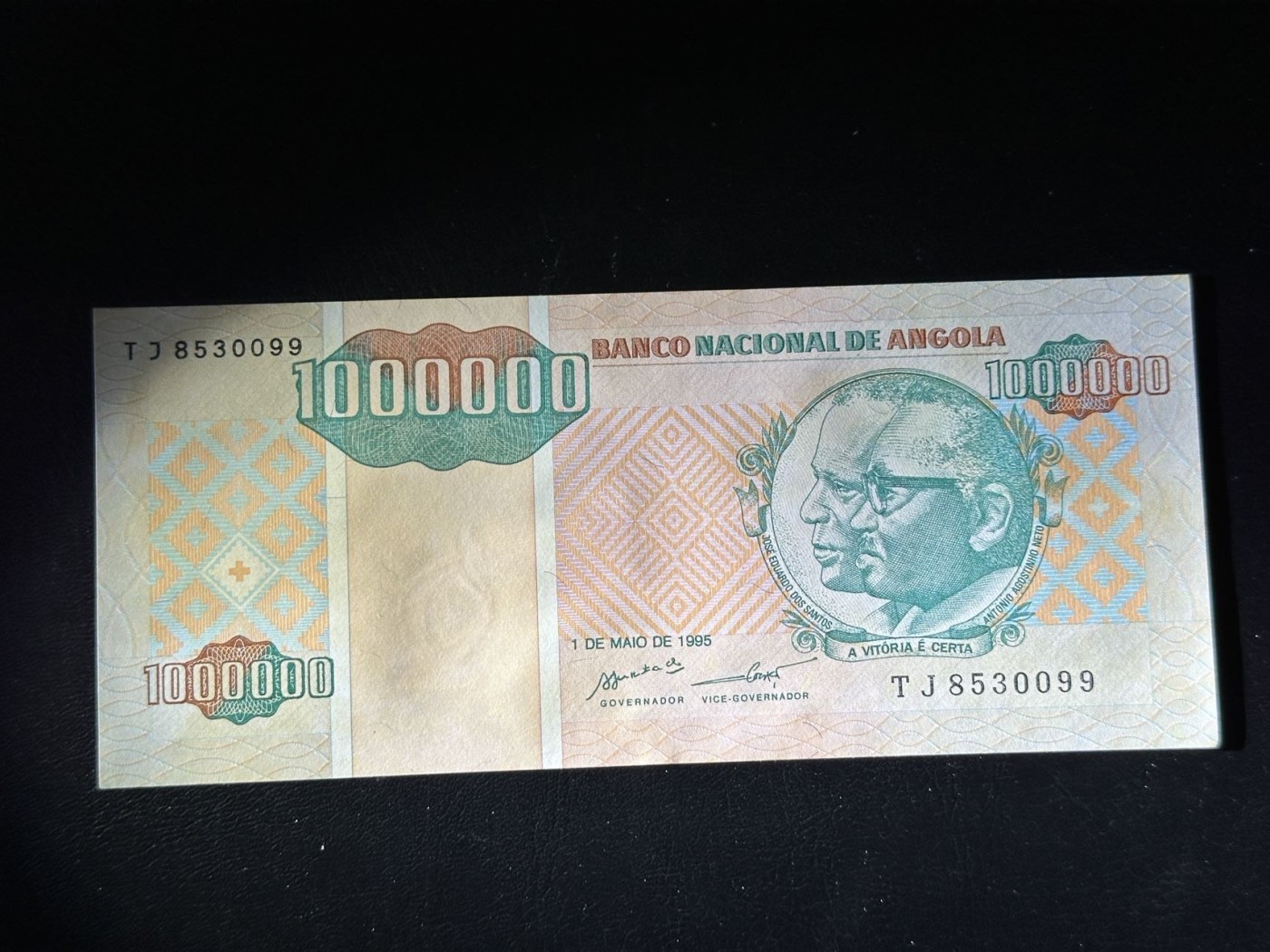 第三十六场！（本期有pmg记录仅两枚的顶级高货） 安哥拉1995年100万宽扎，品相unc-（微黄无折）号码全程无47！品种好！大面值！