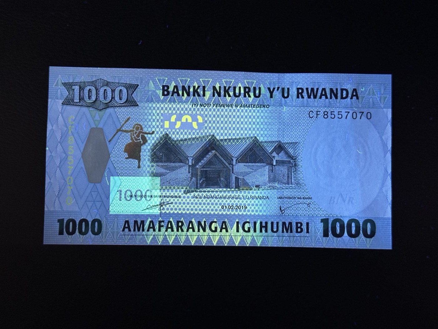 第三十六场！（本期有pmg记录仅两枚的顶级高货） 卢旺达最新版1000，品相unc，荧光漂亮！当地风情。