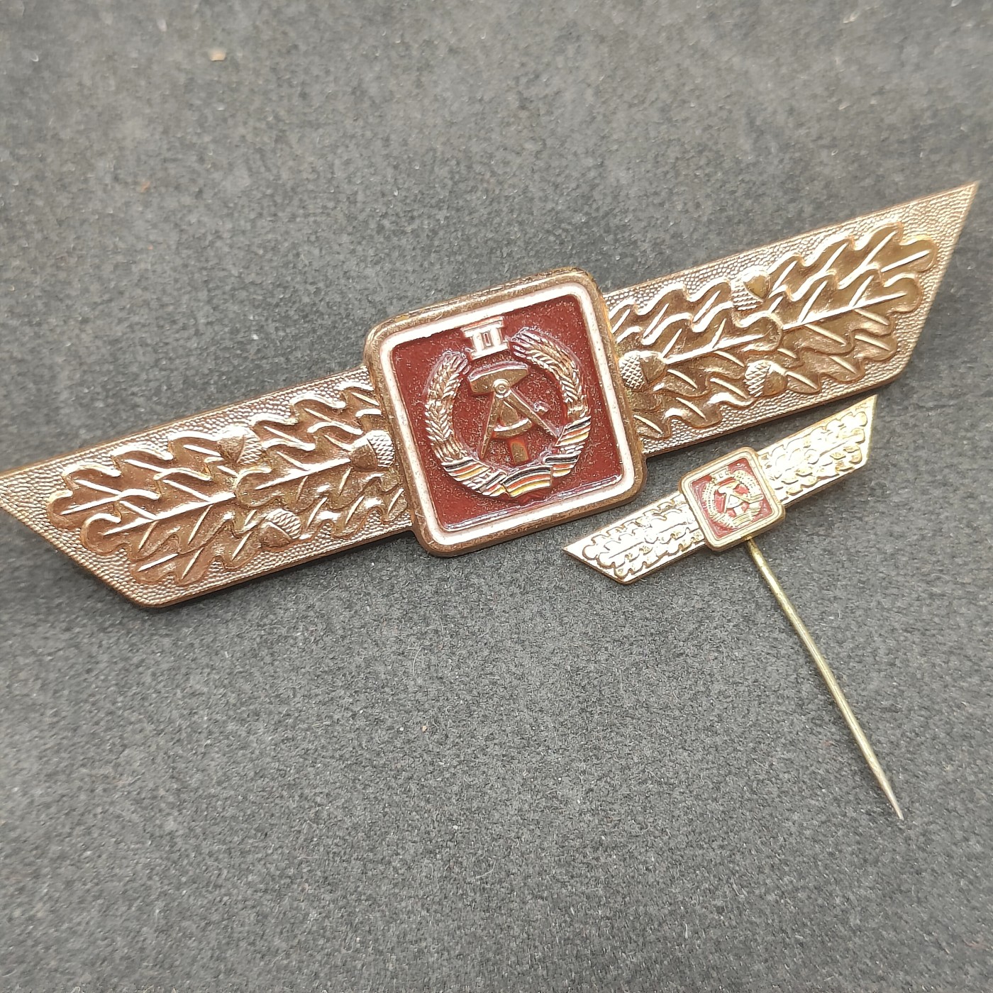 全场0元起拍 第135期 咸鱼国勋章拍卖专场 3月3日（周日）下午6：00开始 东德人民军中期 63版二级通用纪念章带略章