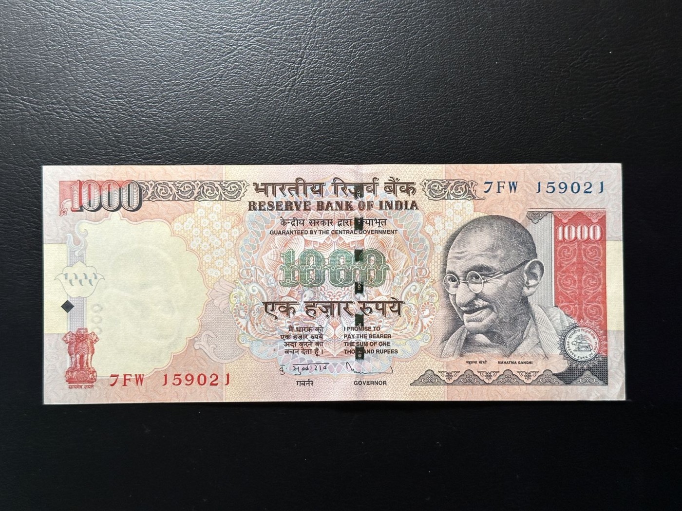 第三十六场！（本期有pmg记录仅两枚的顶级高货） 印度2011年1000卢比，最大面值！品相unc-，号码无47！荧光漂亮！