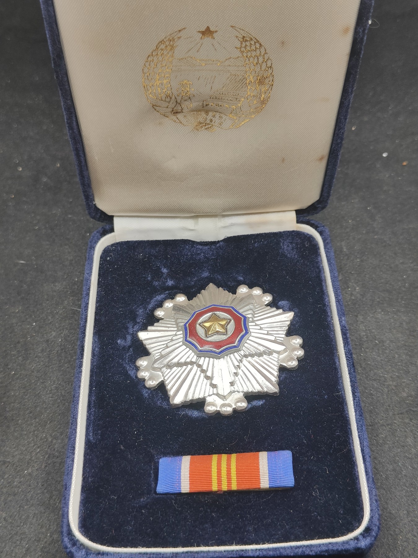 全场0元起拍 第135期 咸鱼国勋章拍卖专场 3月3日（周日）下午6：00开始 朝总联版烫金国徽盒三级国旗勋章带略