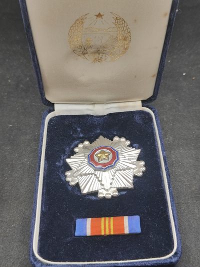 全场0元起拍 第135期 咸鱼国勋章拍卖专场 3月3日（周日）下午6：00开始 - 朝总联版烫金国徽盒三级国旗勋章带略