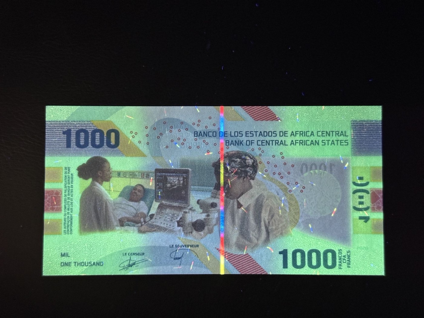 第三十六场！（本期有pmg记录仅两枚的顶级高货） 马达加斯加最新版本1000法郎，品相unc！尾8，特殊材质的钞票！油画风格，荧光漂亮！