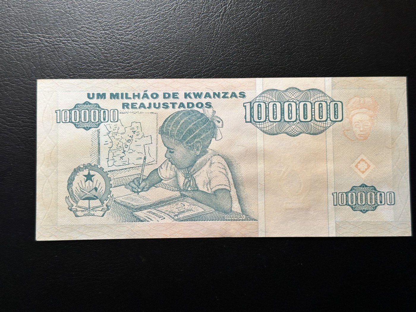 第三十六场！（本期有pmg记录仅两枚的顶级高货） 安哥拉1995年100万宽扎，品相unc-（微黄无折）号码全程无47！品种好！大面值！