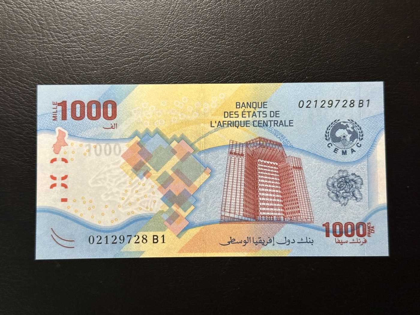 第三十六场！（本期有pmg记录仅两枚的顶级高货） 马达加斯加最新版本1000法郎，品相unc！尾8，特殊材质的钞票！油画风格，荧光漂亮！