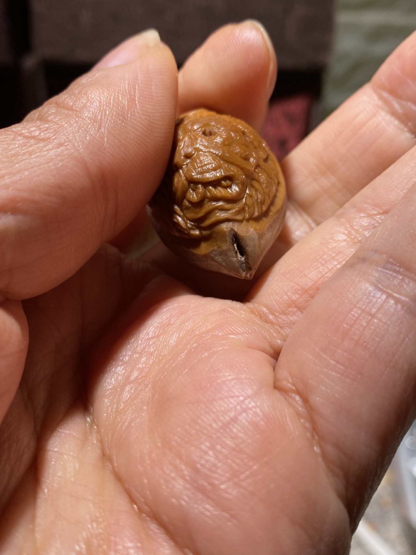 苏工核雕放漏价，纯手工 苏工核雕，纯手工雕刻，铁核松狮，大尺寸款式新颖，非市场通货，尺寸2。3x3.7喜欢的来