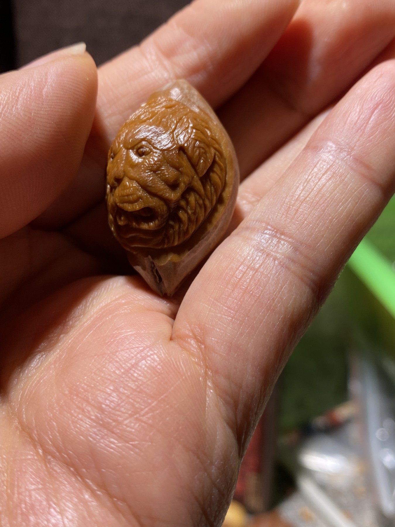 苏工核雕放漏价，纯手工 苏工核雕，纯手工雕刻，铁核松狮，大尺寸款式新颖，非市场通货，尺寸2。3x3.7喜欢的来