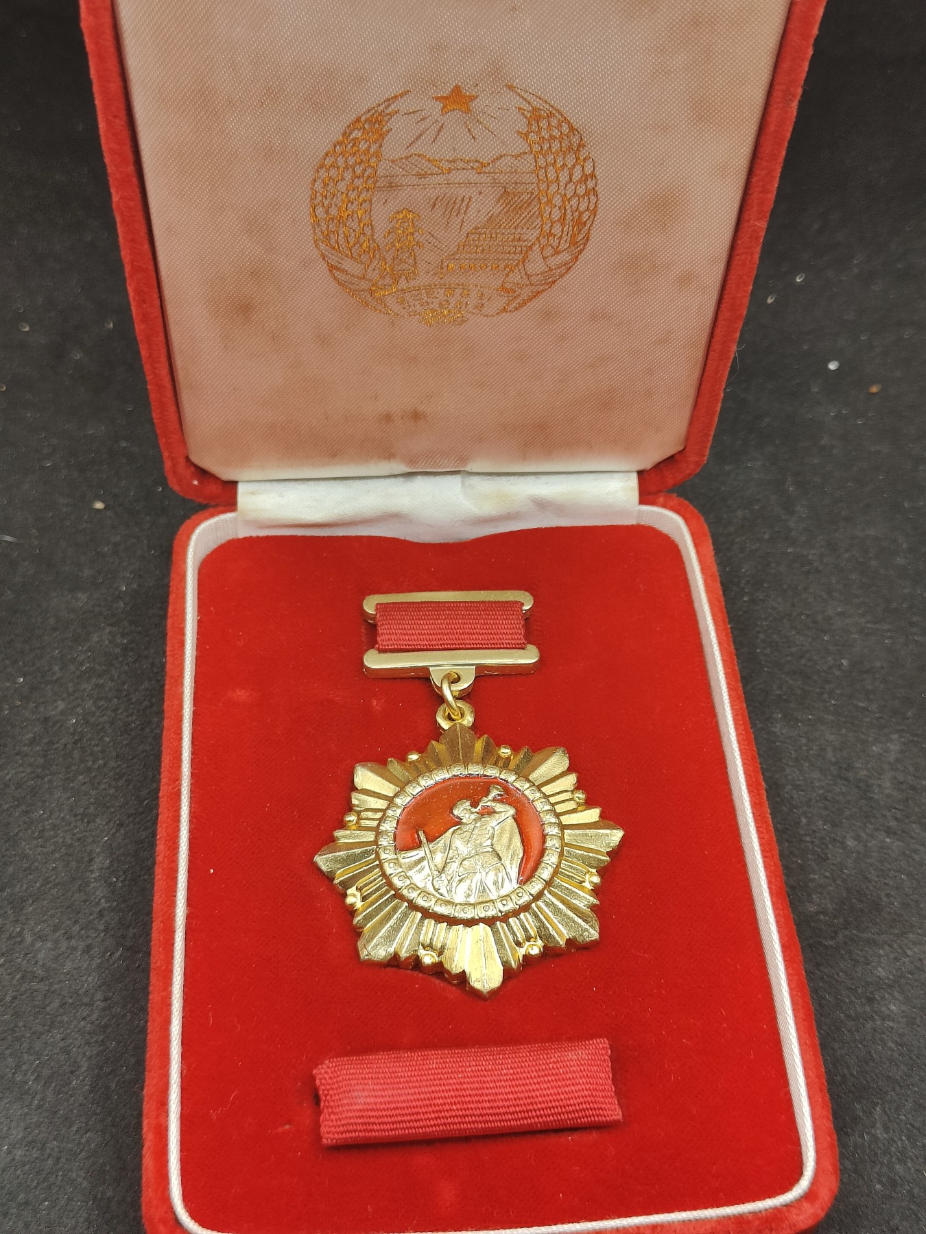 全场0元起拍 第135期 咸鱼国勋章拍卖专场 3月3日（周日）下午6：00开始 稀少 朝总联版烫金国徽盒 祖国解放奖章 带略