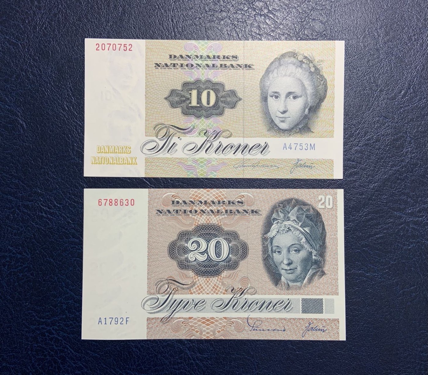 收藏联盟Quantum Auction 第327期拍卖  丹麦1975年10克朗和1979年20克朗 品相全新UNC 号码无4 10克朗边缘微瑕