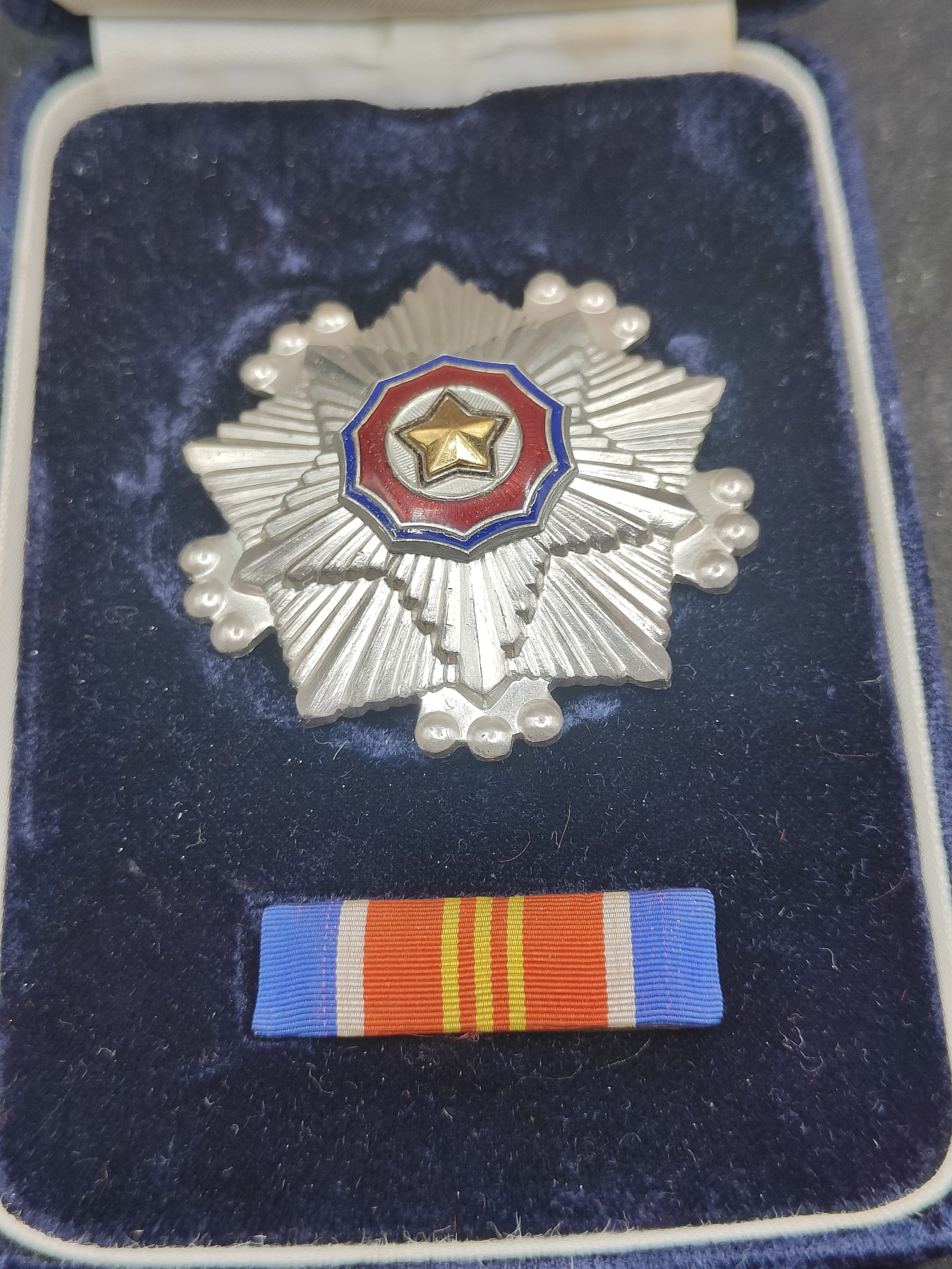 全场0元起拍 第135期 咸鱼国勋章拍卖专场 3月3日（周日）下午6：00开始 朝总联版烫金国徽盒三级国旗勋章带略