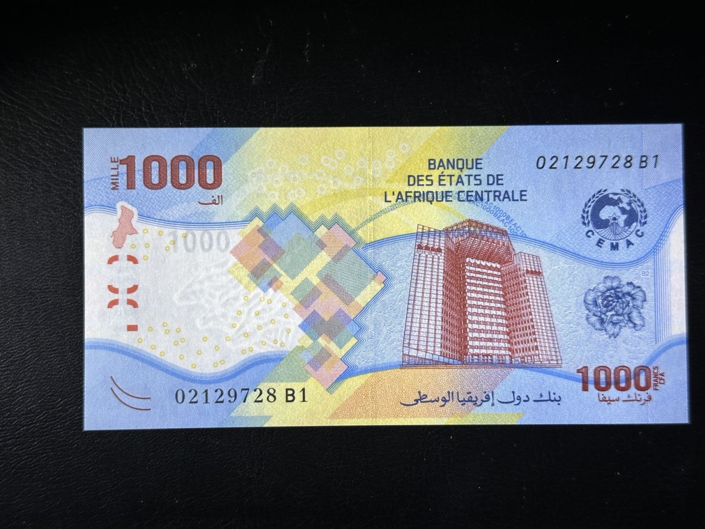 第三十六场！（本期有pmg记录仅两枚的顶级高货） 马达加斯加最新版本1000法郎，品相unc！尾8，特殊材质的钞票！油画风格，荧光漂亮！