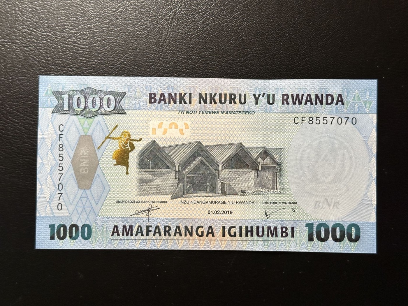 第三十六场！（本期有pmg记录仅两枚的顶级高货） 卢旺达最新版1000，品相unc，荧光漂亮！当地风情。