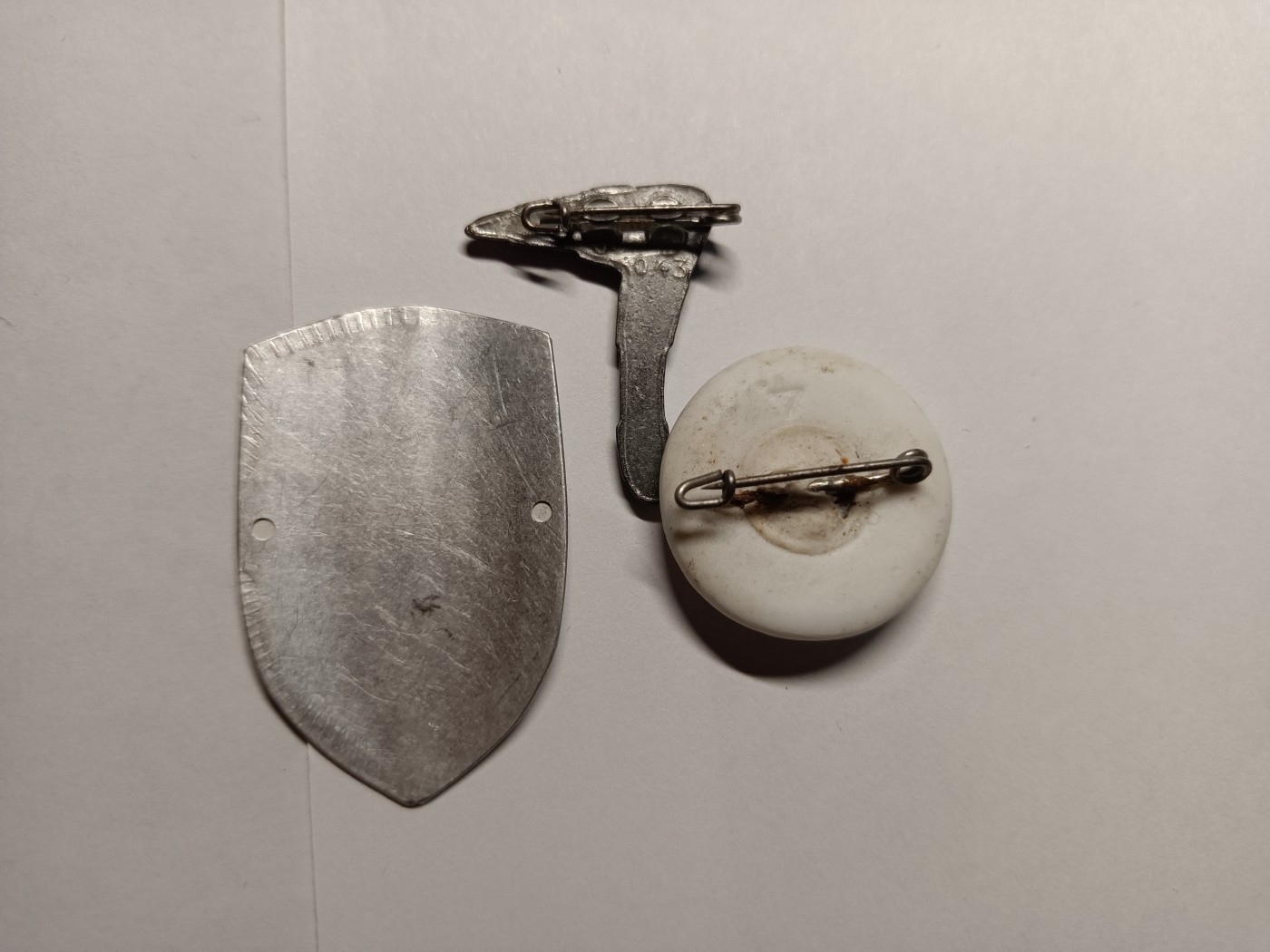 阿娜斯塔西亚军事题材拍卖第五期 Third Reich1934原品官方红十字小徽章，武器类小徽章等背后带标三枚一起