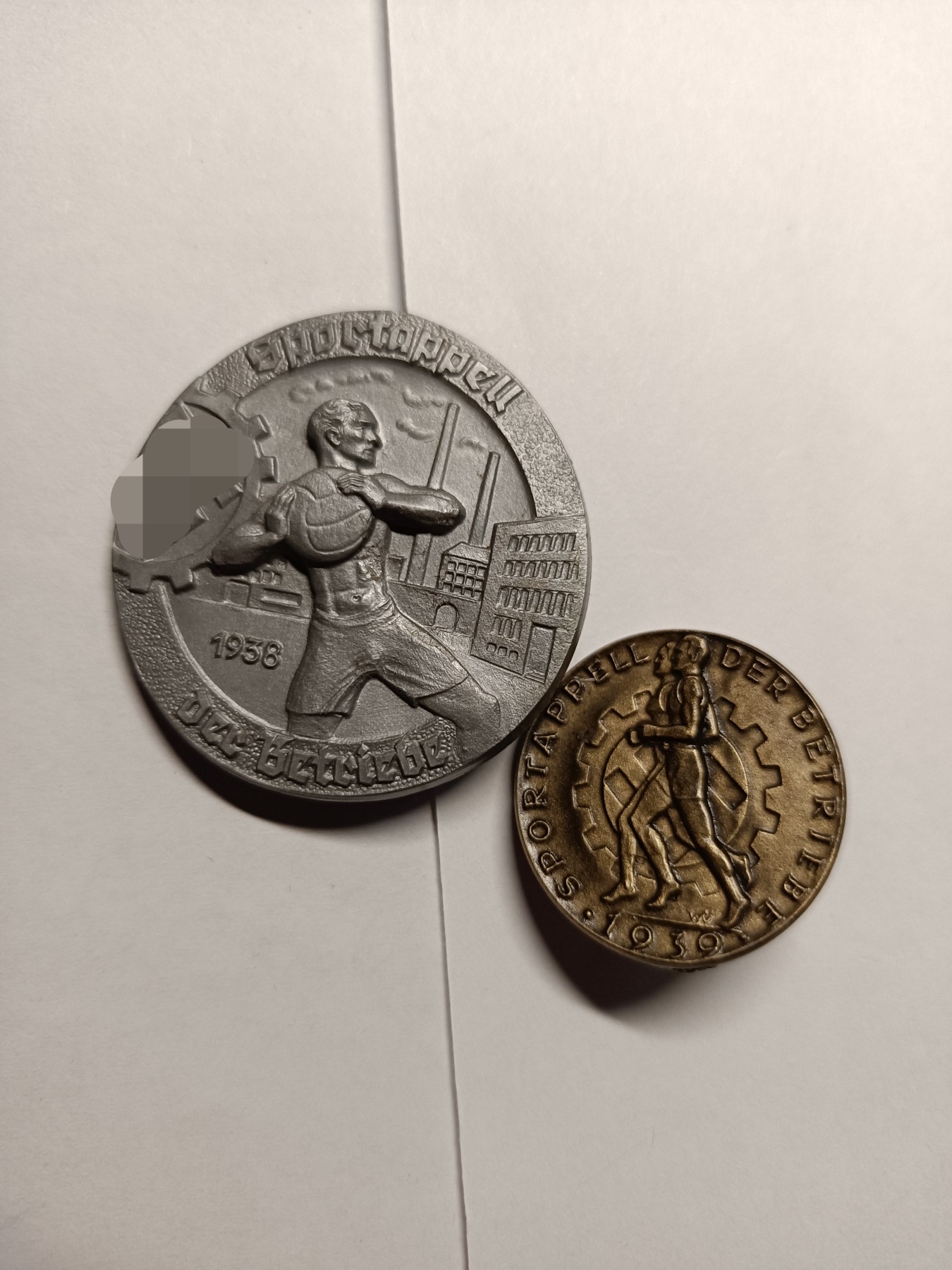 阿娜斯塔西亚军事题材拍卖第五期 Third Reich劳工团小徽章，1938 1939一大一小一起，此徽章背后都带有rzm m9/25标