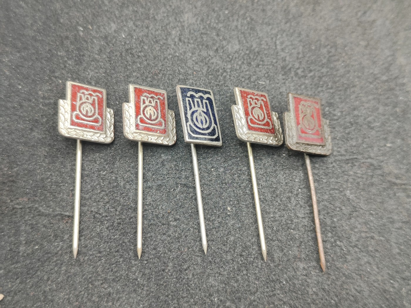 全场0元起拍 第135期 咸鱼国勋章拍卖专场 3月3日（周日）下午6：00开始 东德能源徽章一组