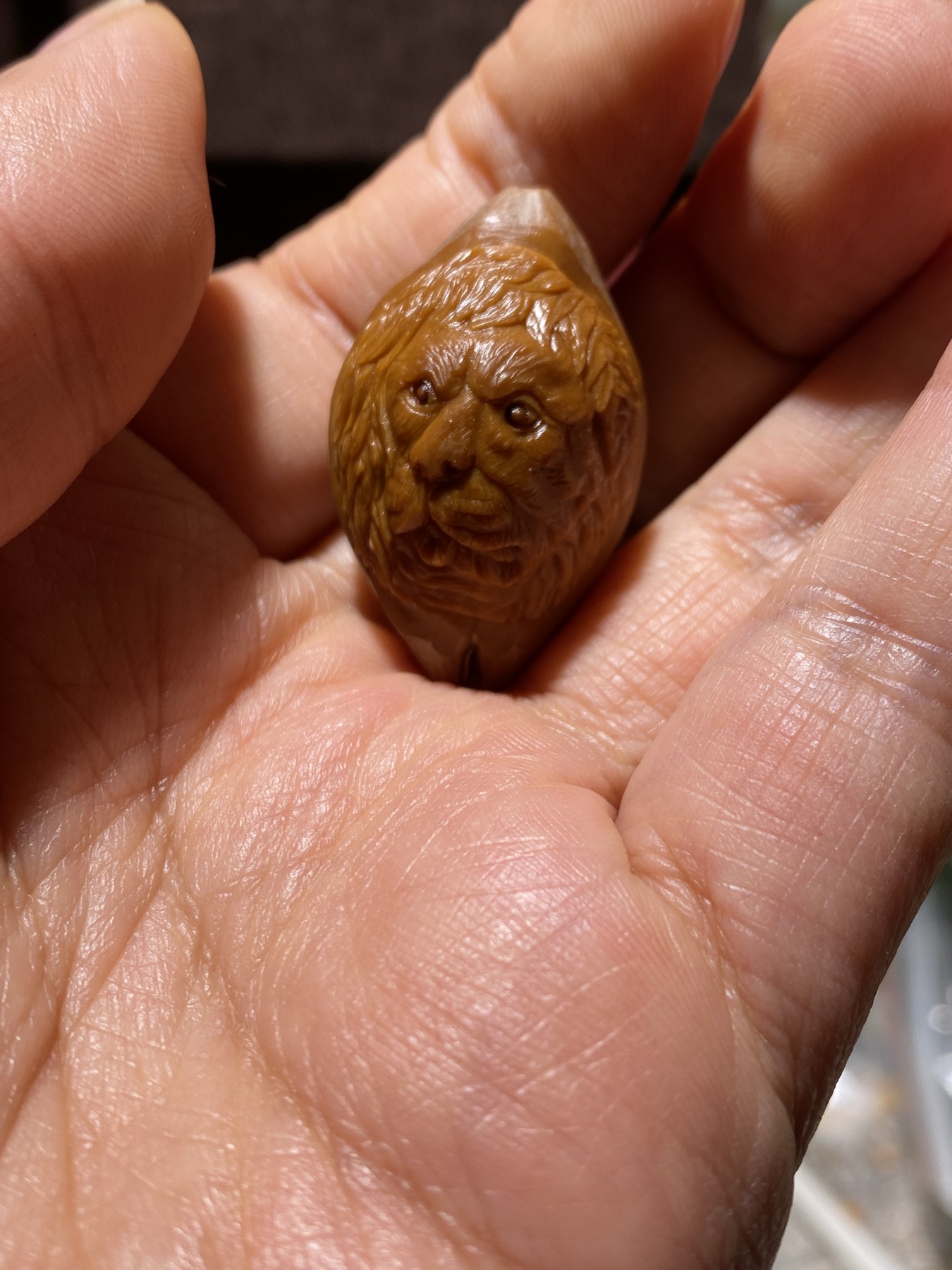 苏工核雕放漏价，纯手工 苏工核雕，纯手工雕刻，铁核松狮，大尺寸款式新颖，非市场通货，尺寸2。3x3.7喜欢的来