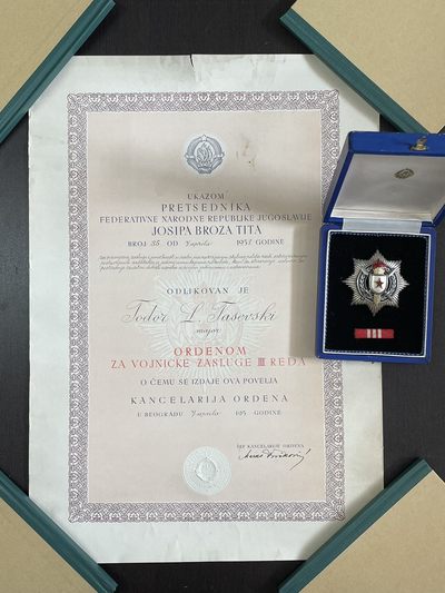 戎马世界章牌大赏第60期 - 南斯拉夫三级军事功勋勋章，少见早期滚边礼盒版，带少见早期豪华证书，盒略证齐全，章体氧化漂亮，证书尺寸巨大，相当厚重