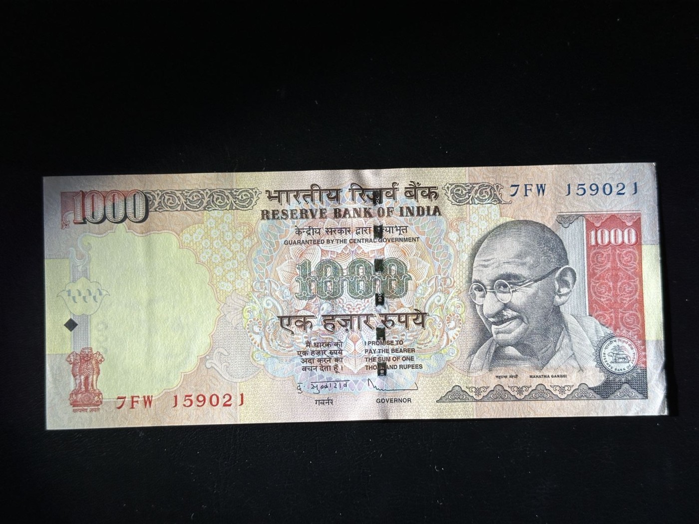 第三十六场！（本期有pmg记录仅两枚的顶级高货） 印度2011年1000卢比，最大面值！品相unc-，号码无47！荧光漂亮！