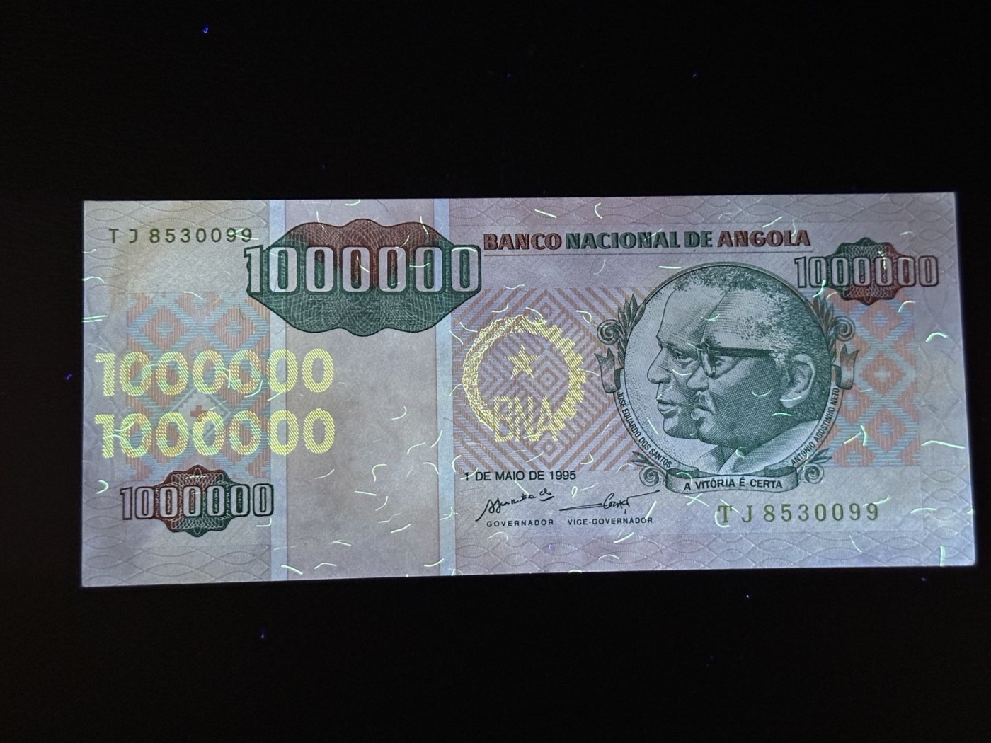 第三十六场！（本期有pmg记录仅两枚的顶级高货） 安哥拉1995年100万宽扎，品相unc-（微黄无折）号码全程无47！品种好！大面值！
