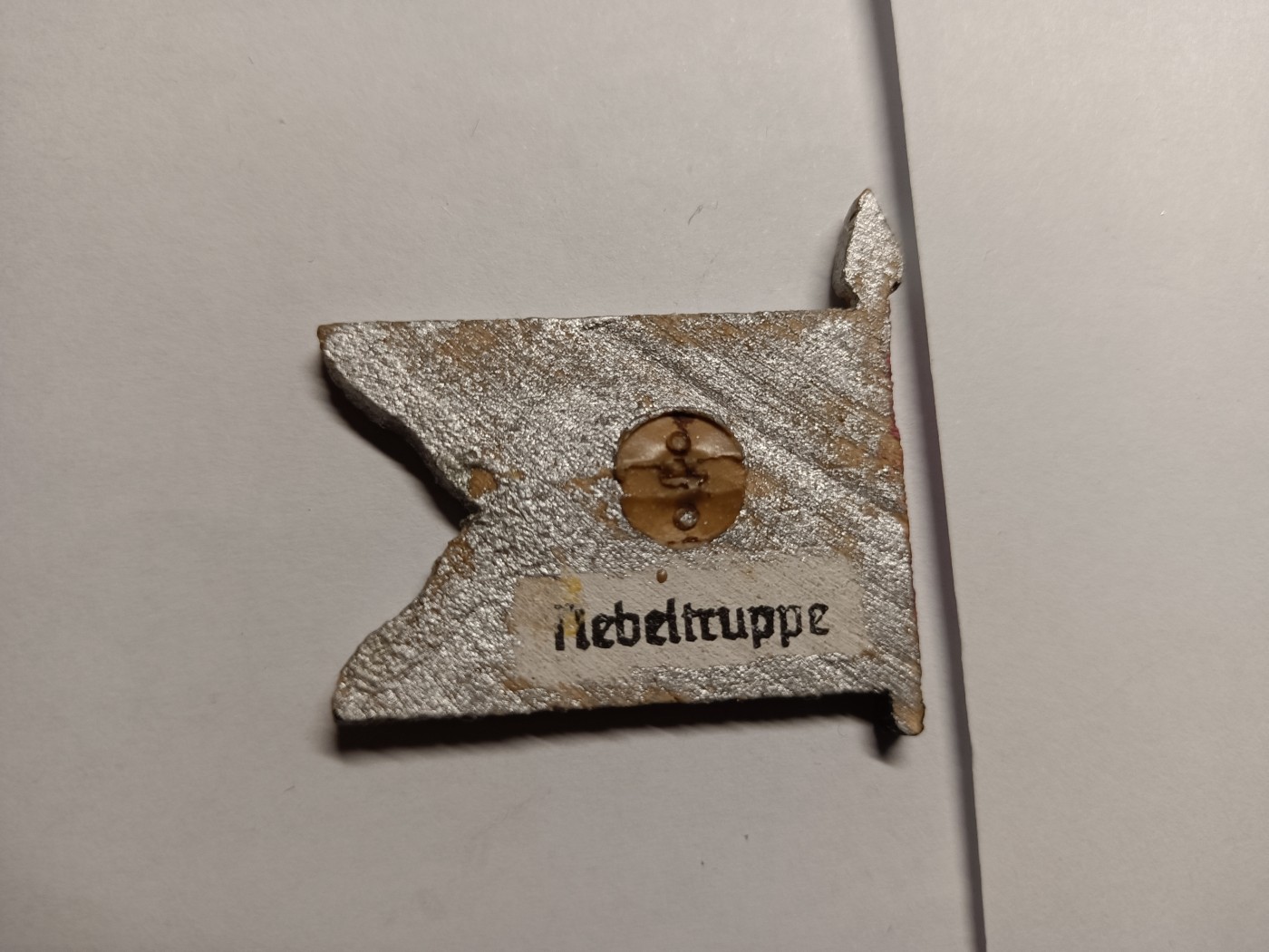 阿娜斯塔西亚军事题材拍卖第五期 Third Reich经典原品战旗类小徽章，木质，背后都带有制造商印标