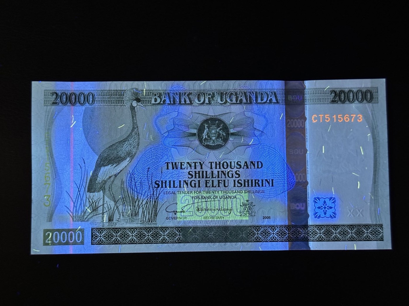 第三十六场！（本期有pmg记录仅两枚的顶级高货） 乌干达2005年2万先令，品相unc，东非红鹤！荧光漂亮，号码无4！