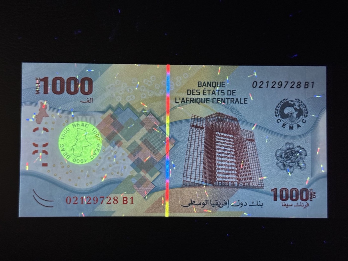 第三十六场！（本期有pmg记录仅两枚的顶级高货） 马达加斯加最新版本1000法郎，品相unc！尾8，特殊材质的钞票！油画风格，荧光漂亮！