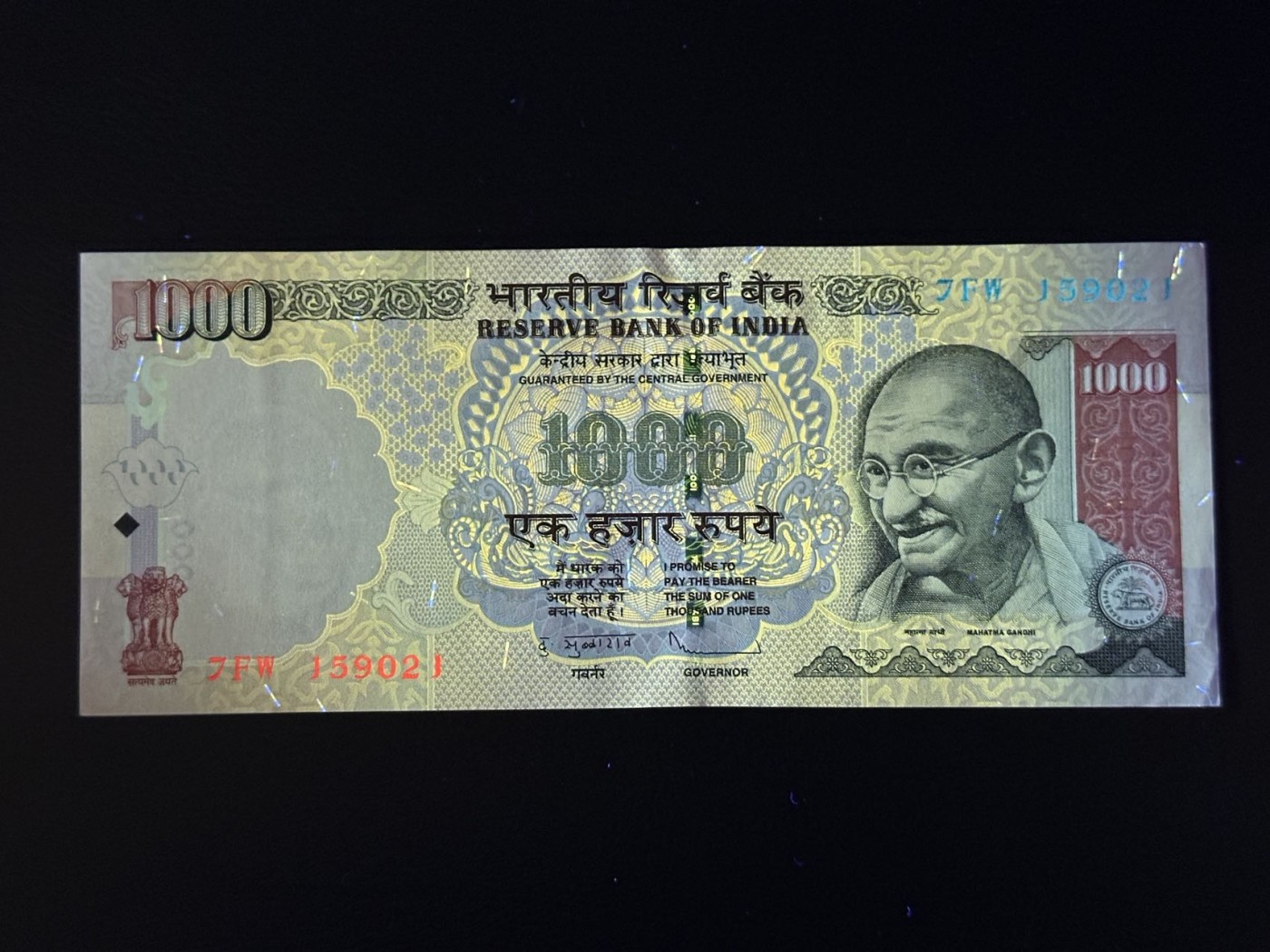 第三十六场！（本期有pmg记录仅两枚的顶级高货） 印度2011年1000卢比，最大面值！品相unc-，号码无47！荧光漂亮！