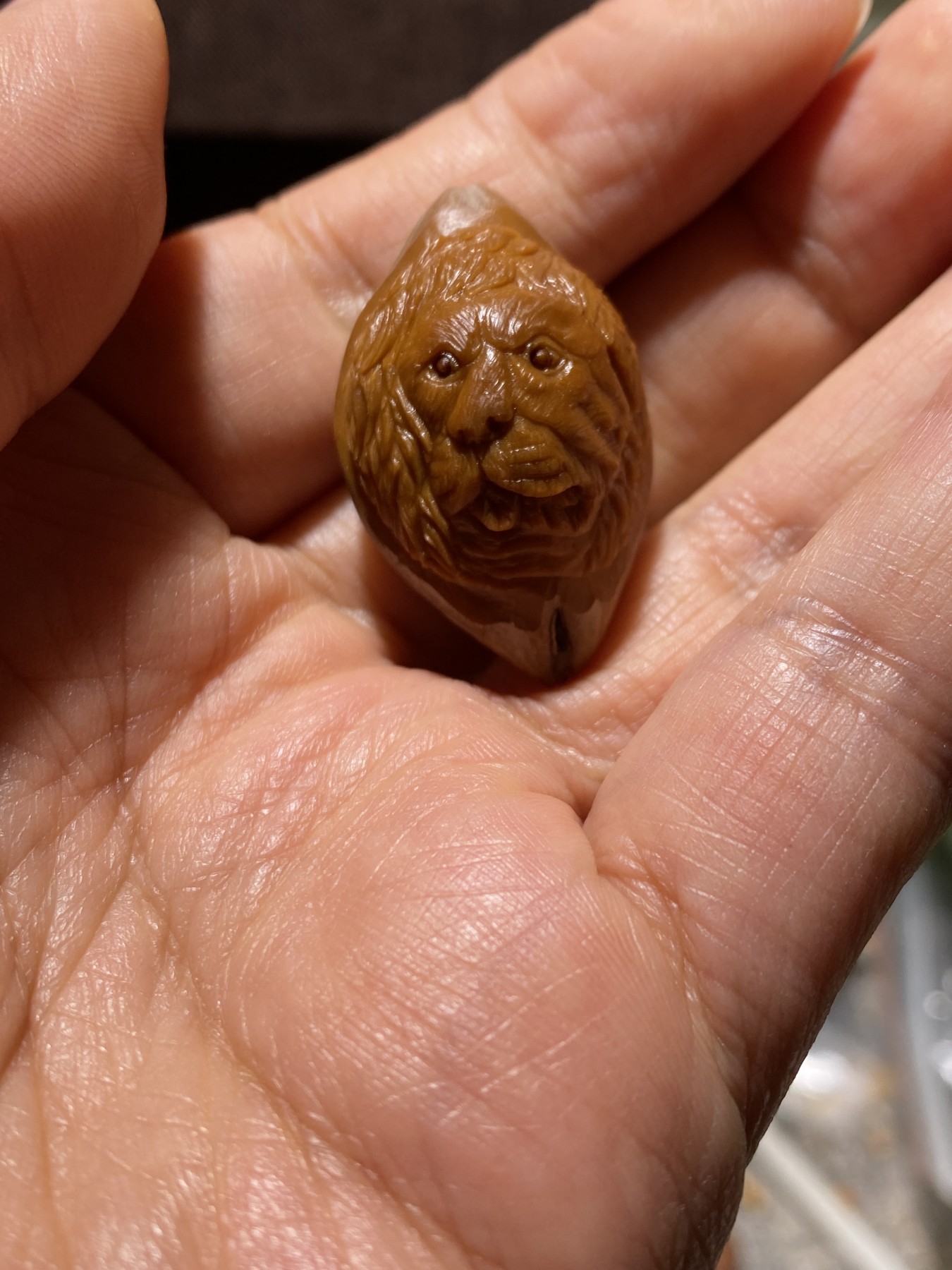 苏工核雕放漏价，纯手工 苏工核雕，纯手工雕刻，铁核松狮，大尺寸款式新颖，非市场通货，尺寸2。3x3.7喜欢的来